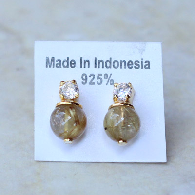 Simple earring with stone